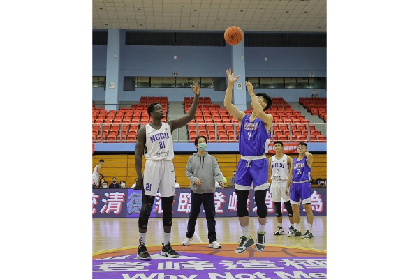 賴清德站在籃球員身旁顯得相當渺小