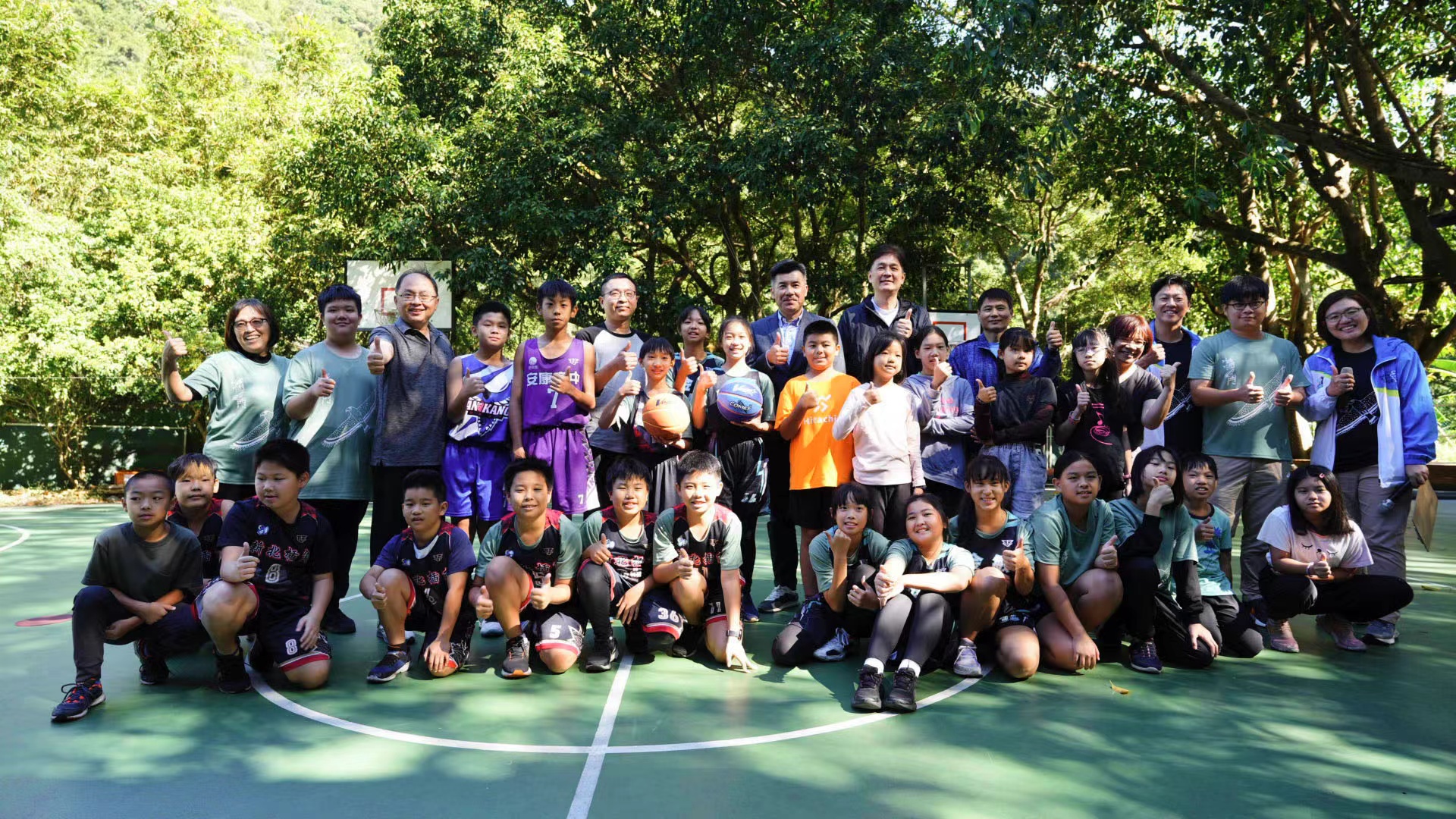 【用愛心成就偏鄉籃球夢】亞拉企業股份有限公司捐贈籃球設施 為偏鄉國小學童帶來運動新體驗