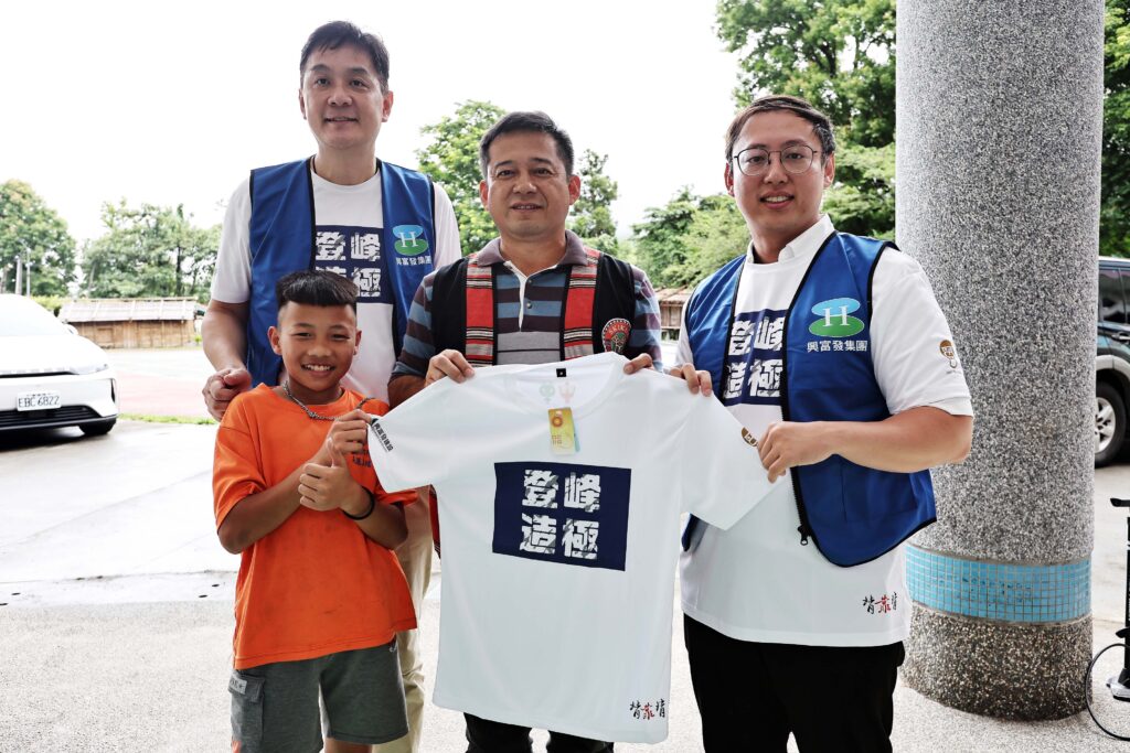 興富發建設特助張晉賢(右)率領團隊前往偏鄉做公益