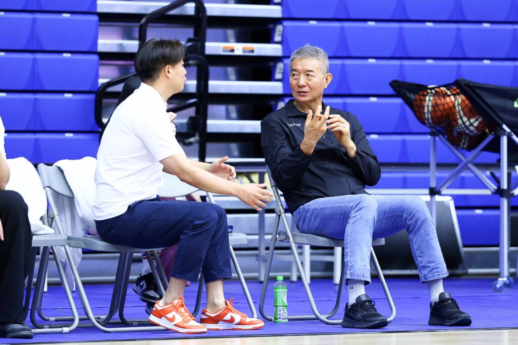 高中男子組首度參賽的三一高中男籃，老教頭李潤煥來頭大，兒子就是正在挑戰NBA的李賢重